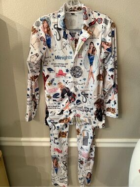 Taylor Swift Pajama Set - Printed Long Sleeve Top & Pants xS